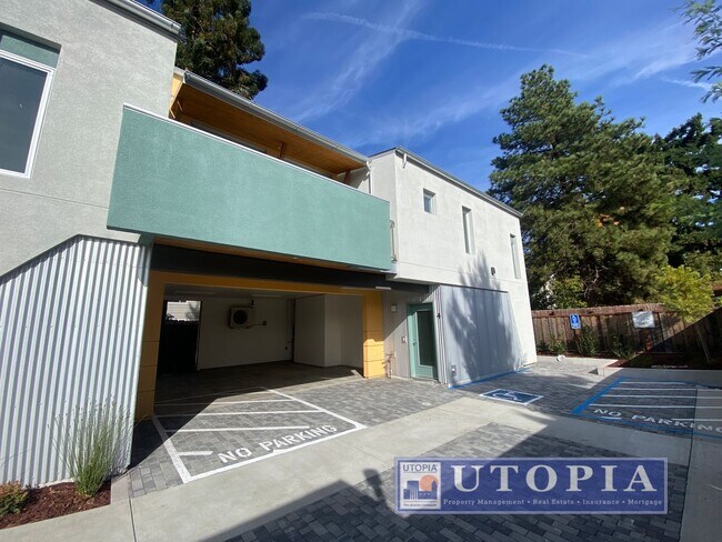 Building Photo - 3Bd/2Ba Townhouse Style Home with Office/Den and Garage- Centrally Located, Easy Commute
