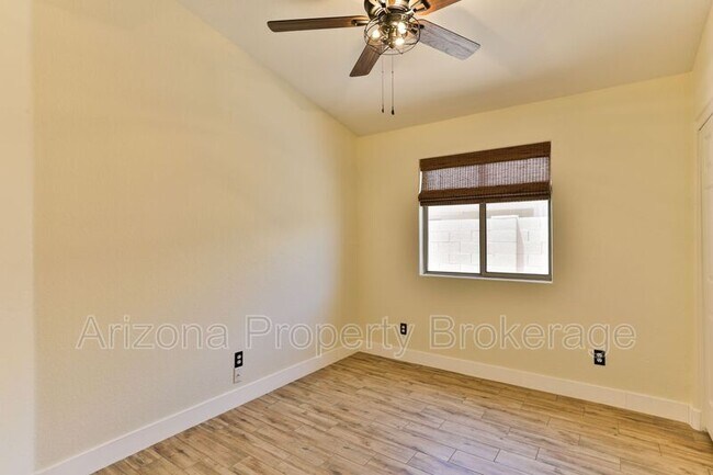 Building Photo - 1885 E Palomino Dr