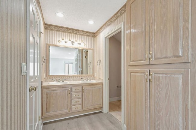 Building Photo - 8130 Park Villa Cir