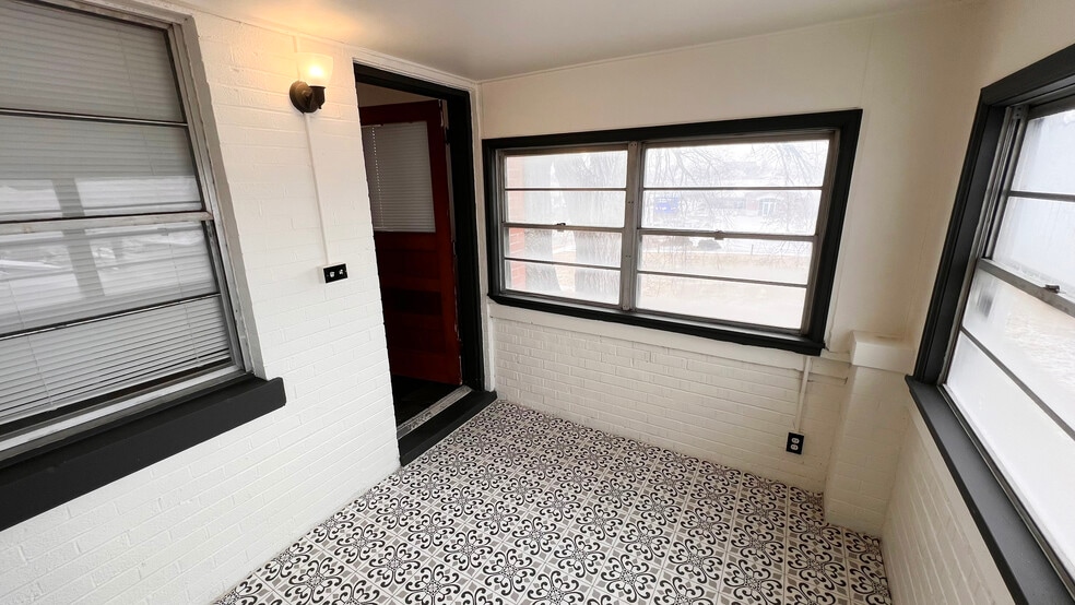 Sunroom - 227 W Dunklin St