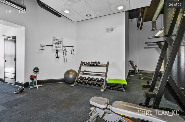 Building Photo - 320 W 7th St