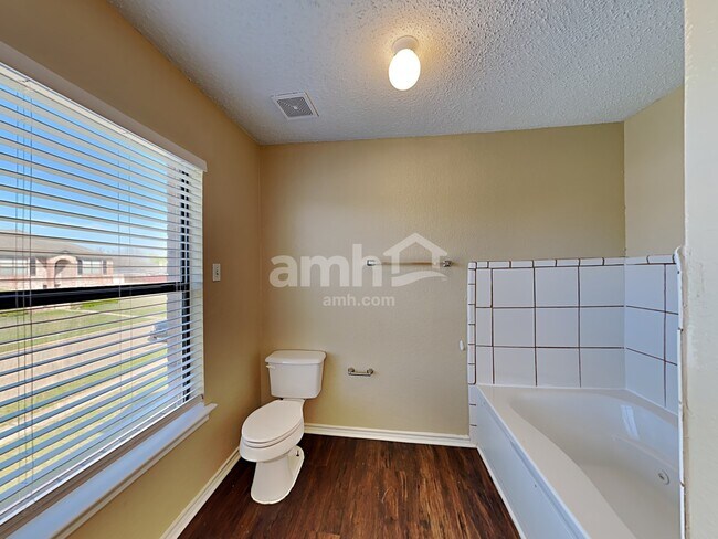 Building Photo - 304 Sandlewood Ln