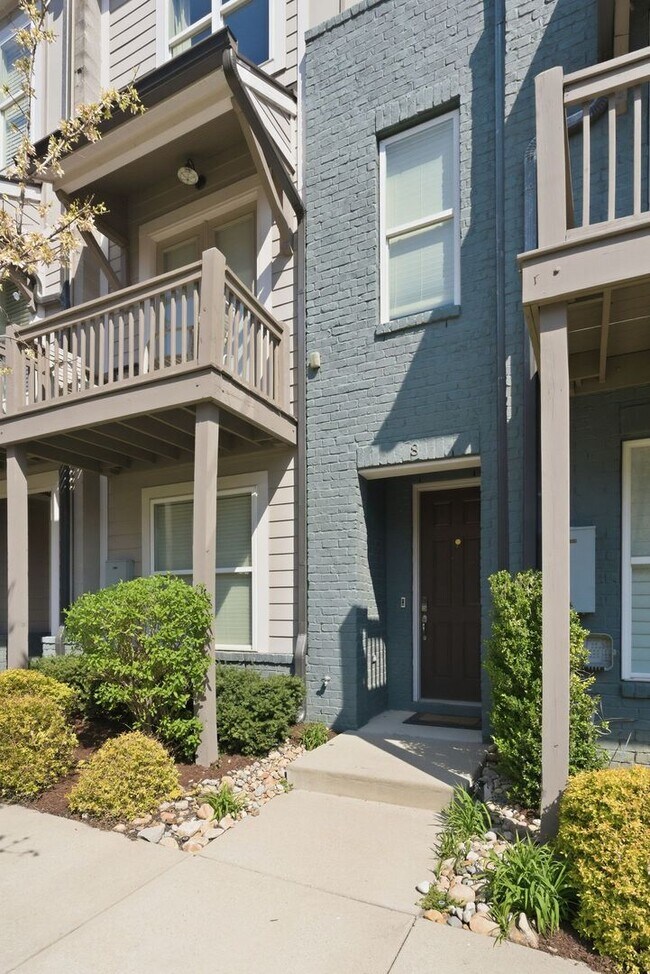 Building Photo - Wedgewood Houston Townhome