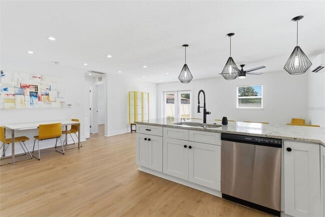 Building Photo - 3916 W Iowa Ave