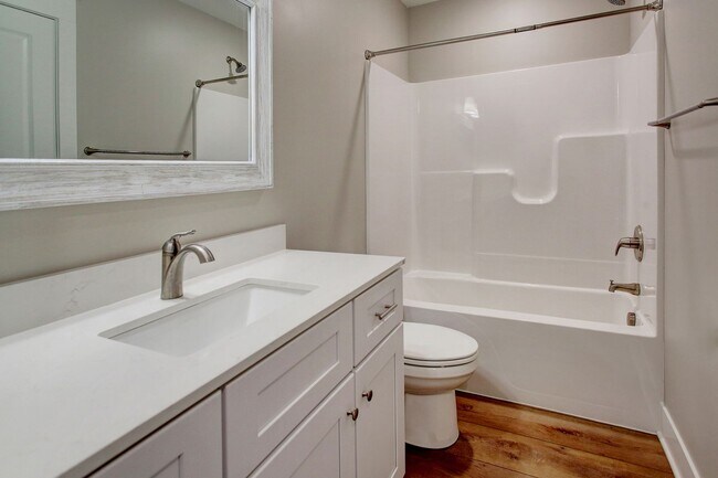 Building Photo - 3 BED 3 BATH TOWNHOME IN SOUTH HOLLAND