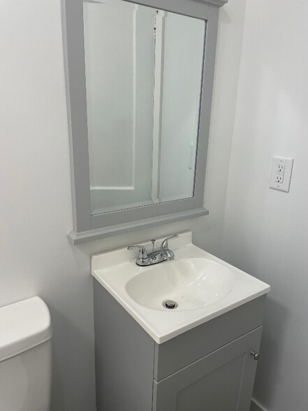 Building Photo - 1712 Hillview Dr