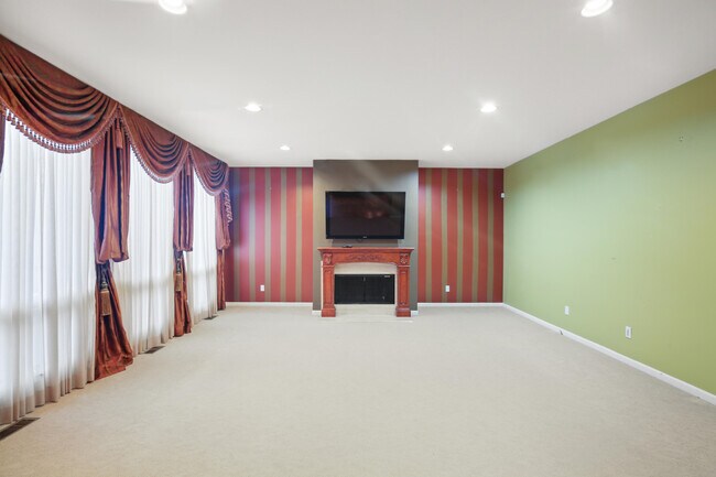 Building Photo - 6569 Whispering Woods Dr