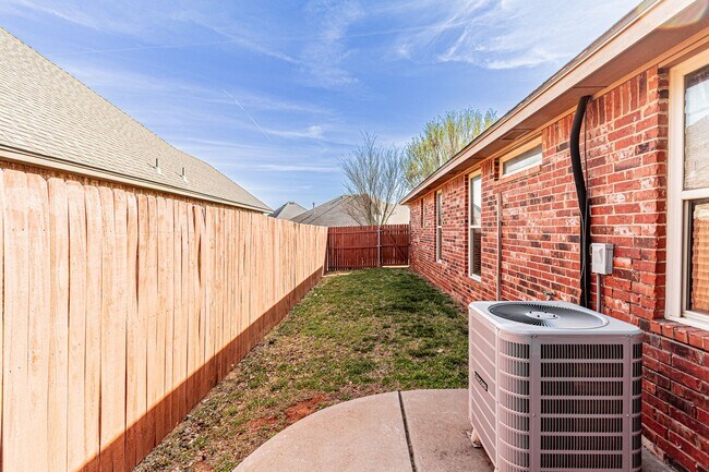 Building Photo - 4 Bed 3 Bath in Edmond!