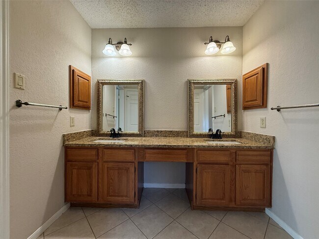 Building Photo - 2131 Greencove Ln