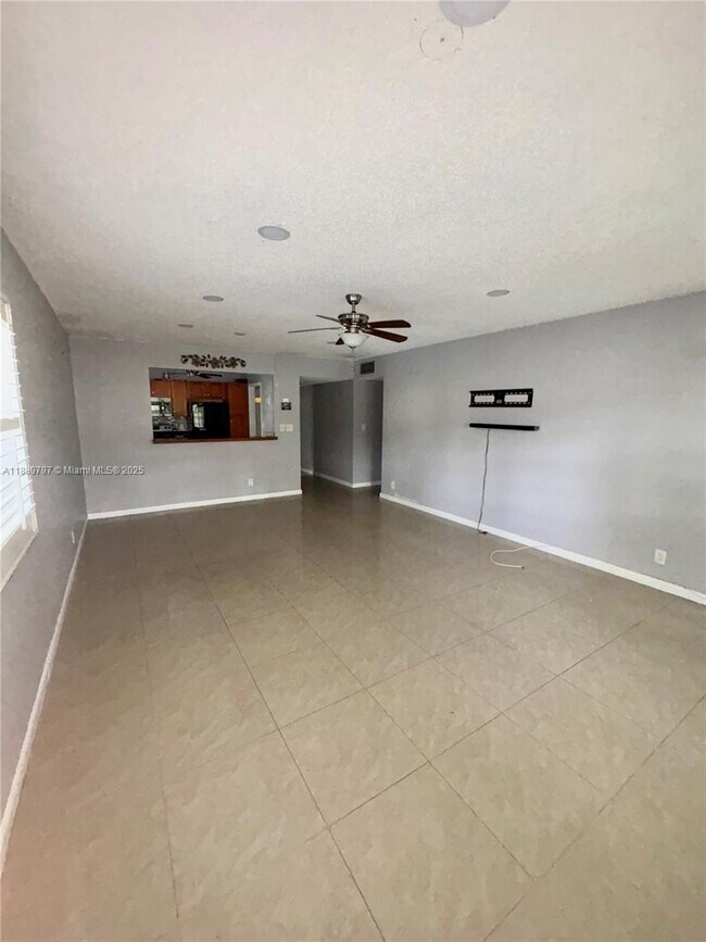 Building Photo - 5140 SW 40th Ave