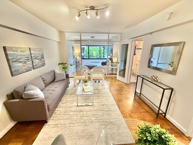 Building Photo - FREE RENT!  Unique Studio in Foggy Bottom with Solarium Near GW University and Hospital. An Excep...
