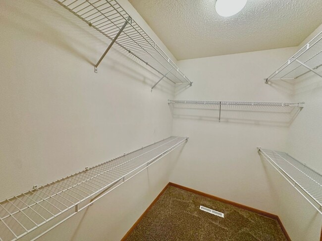 Building Photo - 3 Bed, 2 Bath Twinhome!