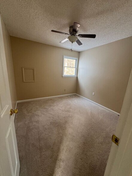 Building Photo - 4 Stonehouse Ct