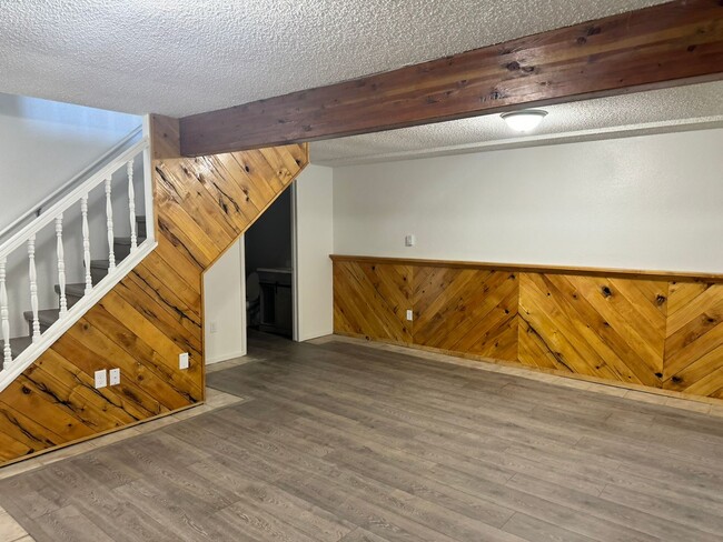 Building Photo - Refurbished Townhome