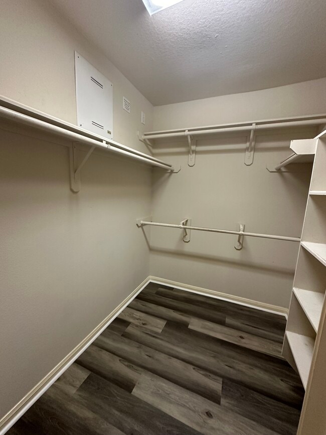 Master Wall In Closet - 4910 Kalithea Ct
