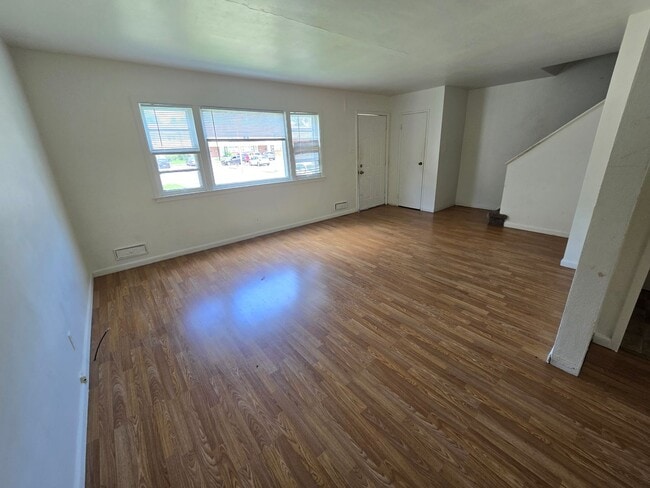 Building Photo - $1100 3 Bed 1 Bath Townhome
