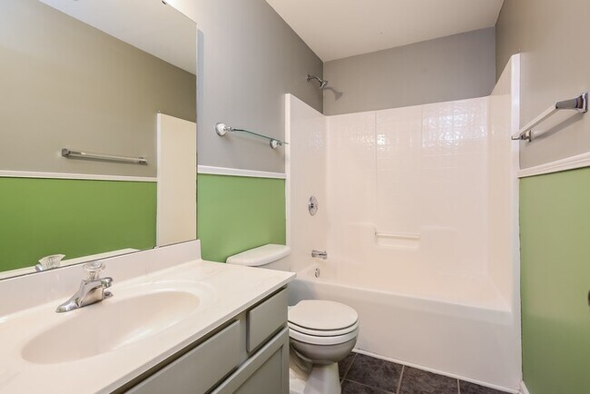 Building Photo - 400 Middleshare Dr
