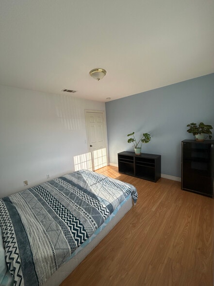 Primary Photo - 2193 N Nestor Ave