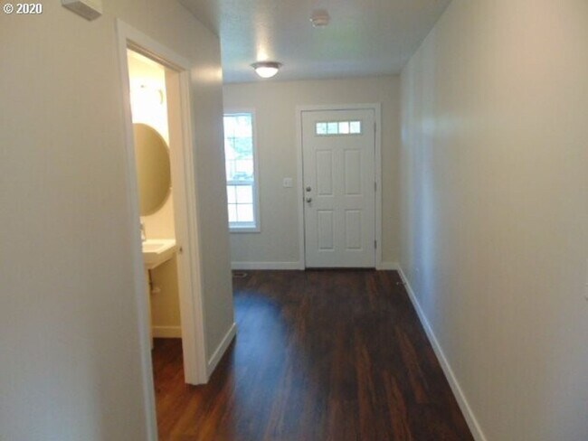 Building Photo - Beautiful 4 Bedroom Home with 2.5 Baths lo...