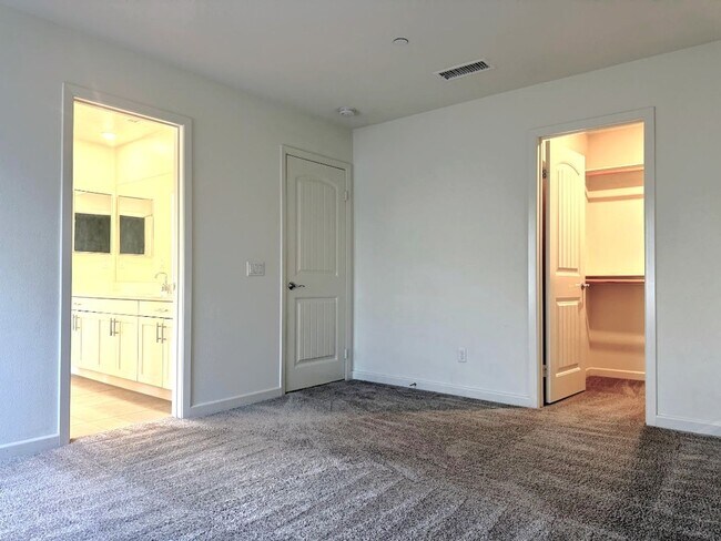 Building Photo - 1014 W Buttercup Ln
