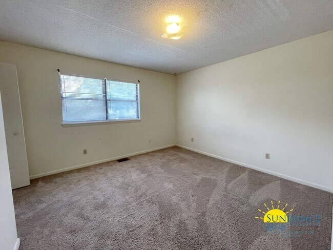 Building Photo - Great 2 Bedroom Townhouse Close to Both Bases