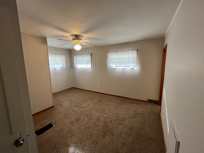 Building Photo - 911 N Center St