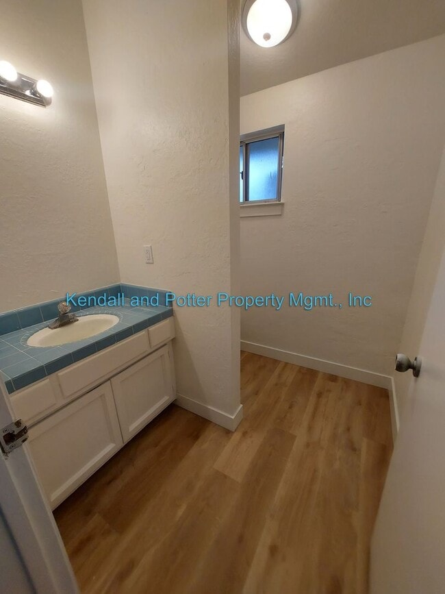 Building Photo - Spacious 2br Duplex with Yard!