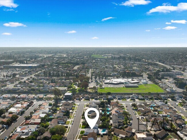 Building Photo - Two Primary Bedrooms, Pool, & Air Conditioning