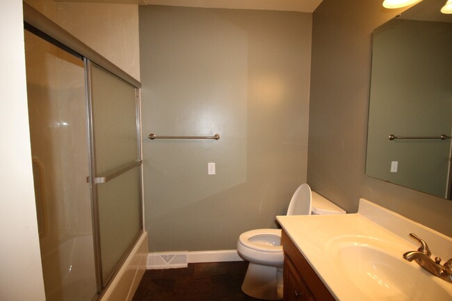 Building Photo - 133 Youngridge Dr