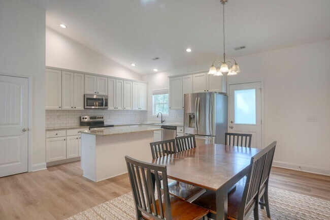 Building Photo - Charming 3 Bed, 2 Bath Home in Peaceful Ru...