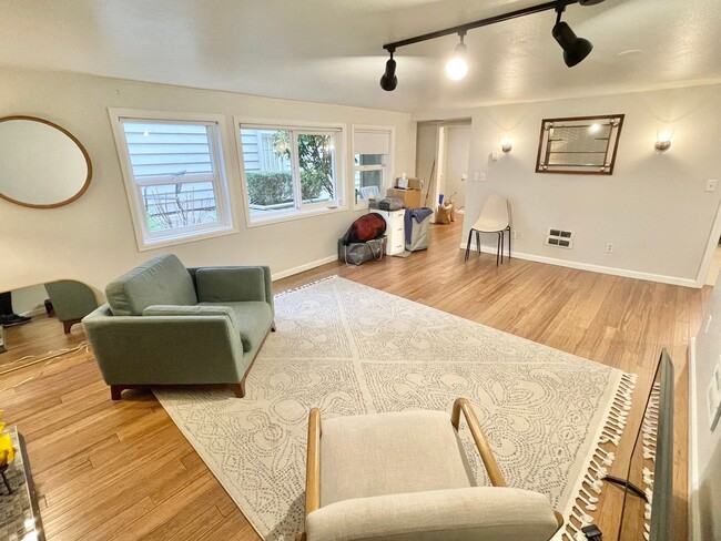 Building Photo - Beautiful One Bedroom Condo in Queen Anne