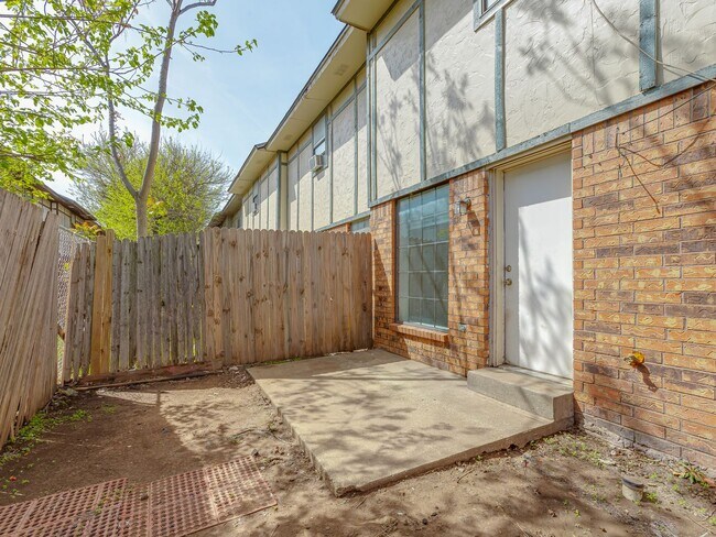Building Photo - MOVE IN SPECIAL NO DEPOSIT OR APPLICATION ...