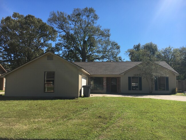 Building Photo - 4 br house in The Shire near Highland Rd P...