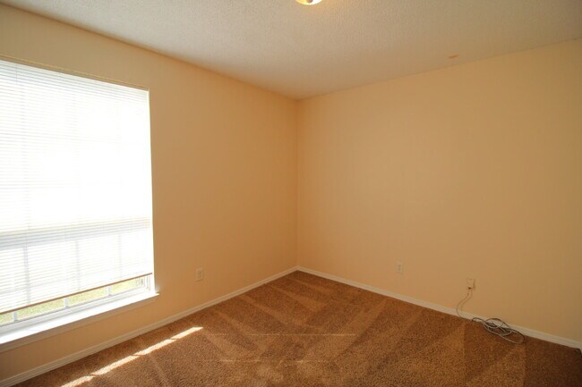 Building Photo - 3 Bedroom Home Near Blue Angel Pkwy – Spac...
