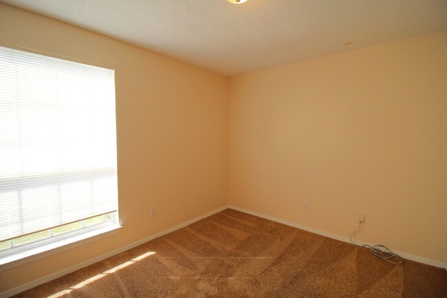 Building Photo - Move in special! 3/2 patio home with spaci...