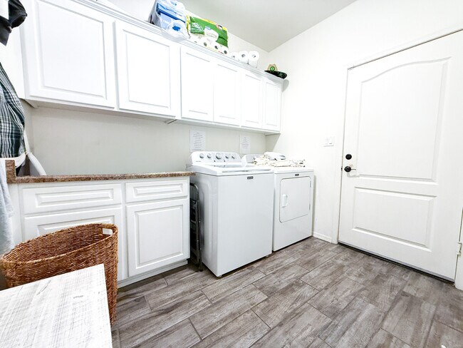 Building Photo - 4158 W 27th Pl