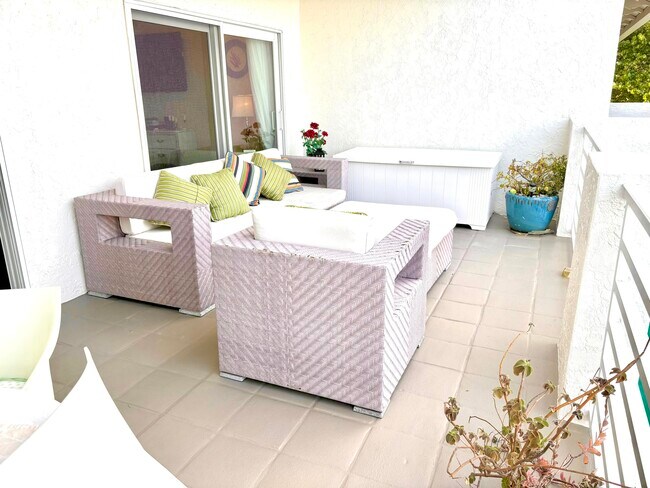 Building Photo - 328 N Lake Dr