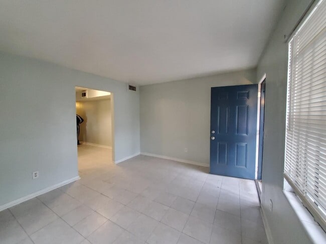 Building Photo - 2840 Cook St