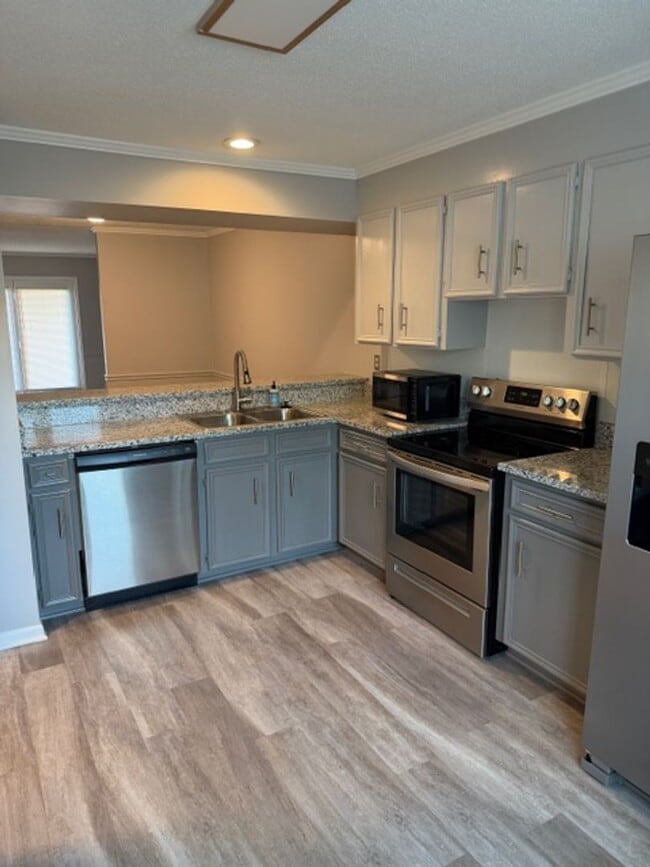 Building Photo - 2BR/2.5BA Condo w/ Community Pool in Simsponville!