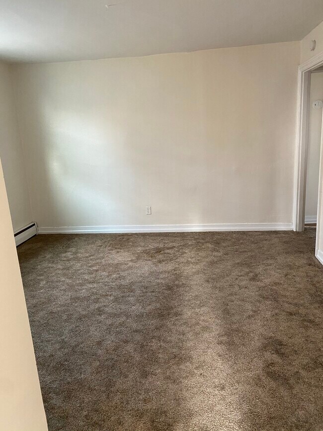 another view of living room - 176 Ridge St