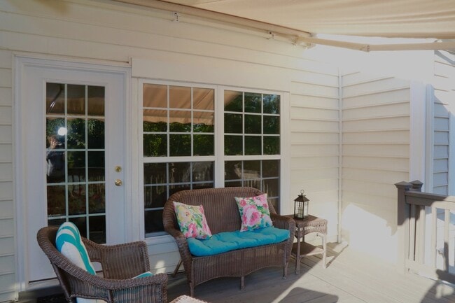 Building Photo - Available in August!  3 Bedroom 2 1/2 Bath...