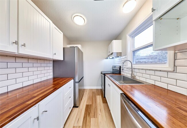 Building Photo - 2402 Savoy Dr