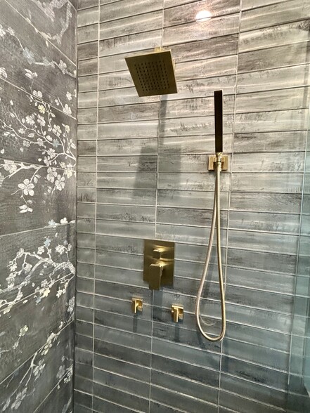 Ensuite Bathroom with shower and handheld - 1939 Nelson Ave