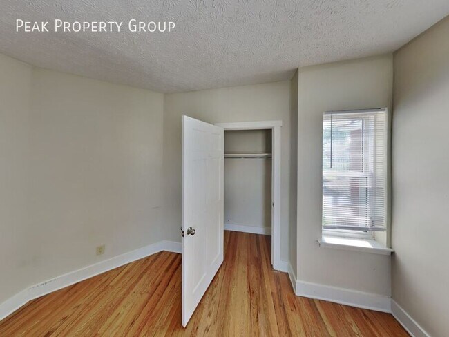 Building Photo - 1371 Summit St