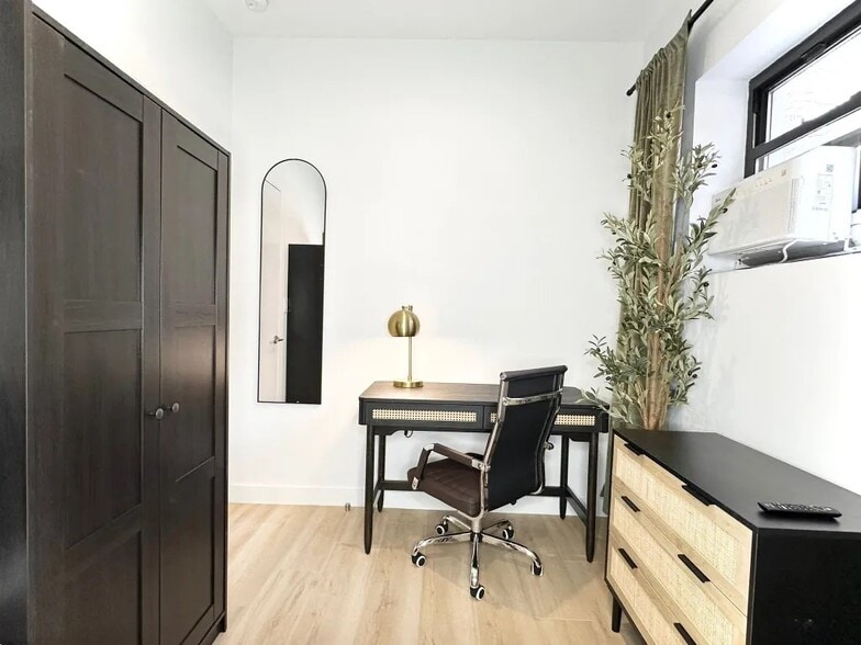 Building Photo - Furnished room/NOT APARTMENT