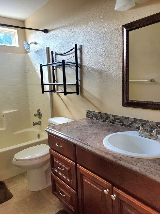 Building Photo - 5 Bed /3 Bath Home in Spanaway