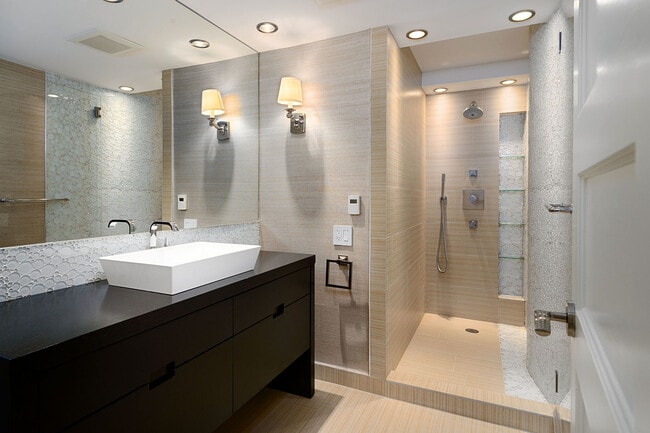 Building Photo - 1347 N State Pkwy