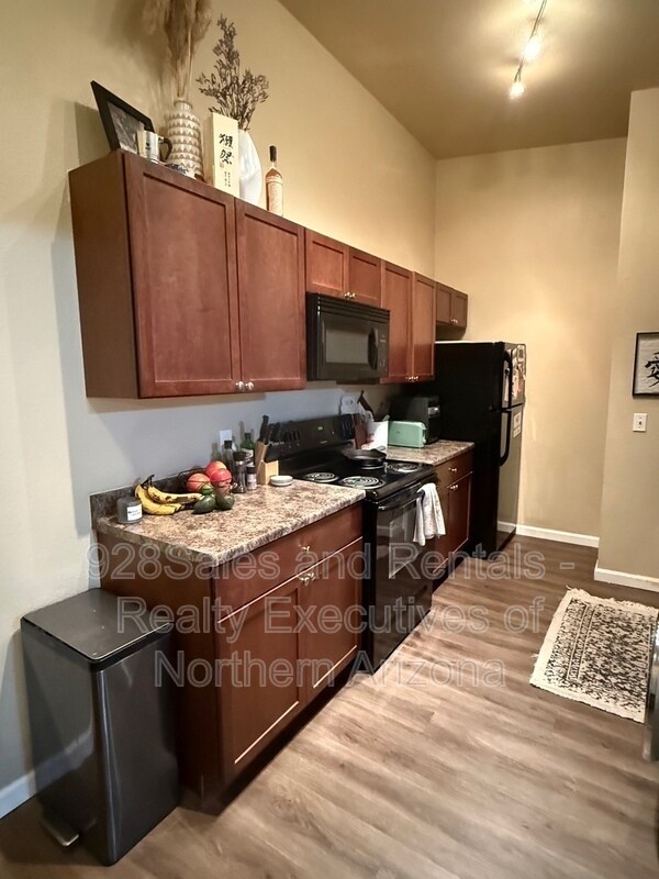 Building Photo - 1385 W University Ave