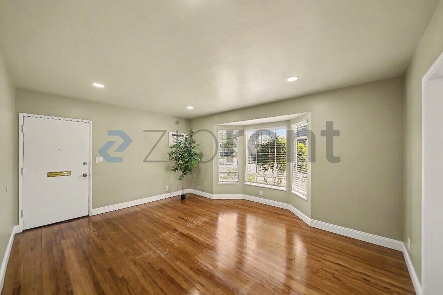 Building Photo - Unit