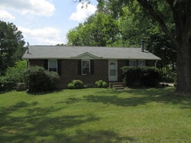 Building Photo - 702 Rodeo Rd